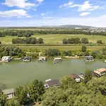 The Root Your Charming Floating Villa Pressburg