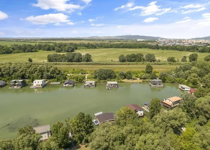 The Root Your Charming Floating Villa Pozsony